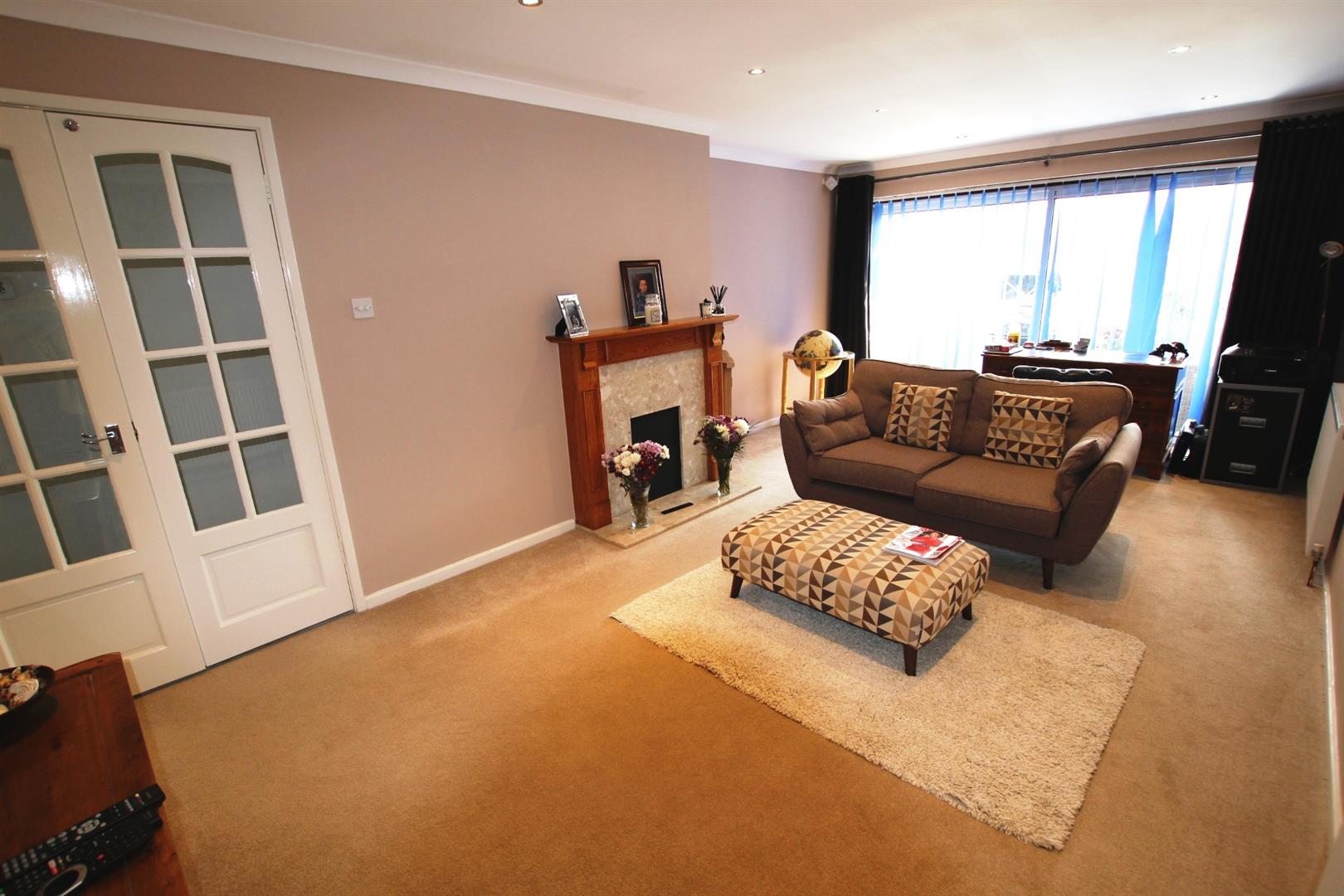 LOUNGE / DINING ROOM